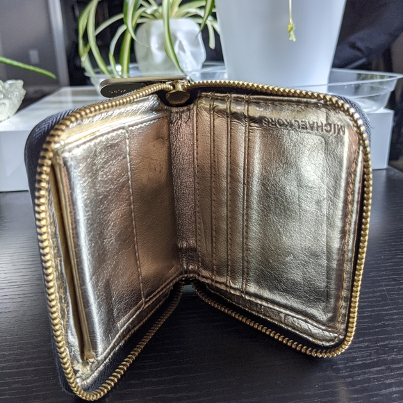 Authentic MK Bifold Signature Wallet - Picture 2 of 3